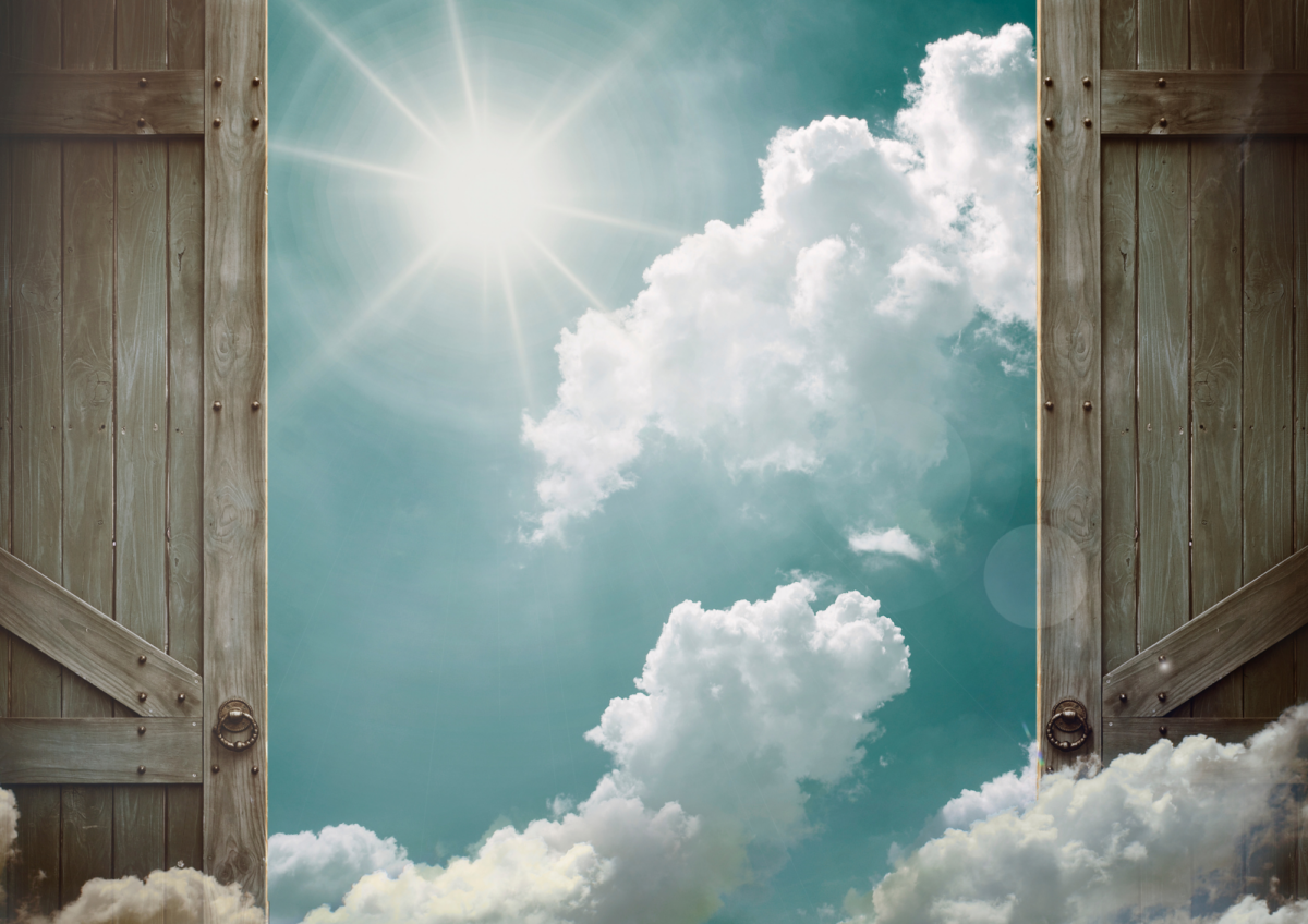 Auf dem Bild ist ein offenes Tor zu sehen. Dazwischen sieht man Himmel und Sonne.