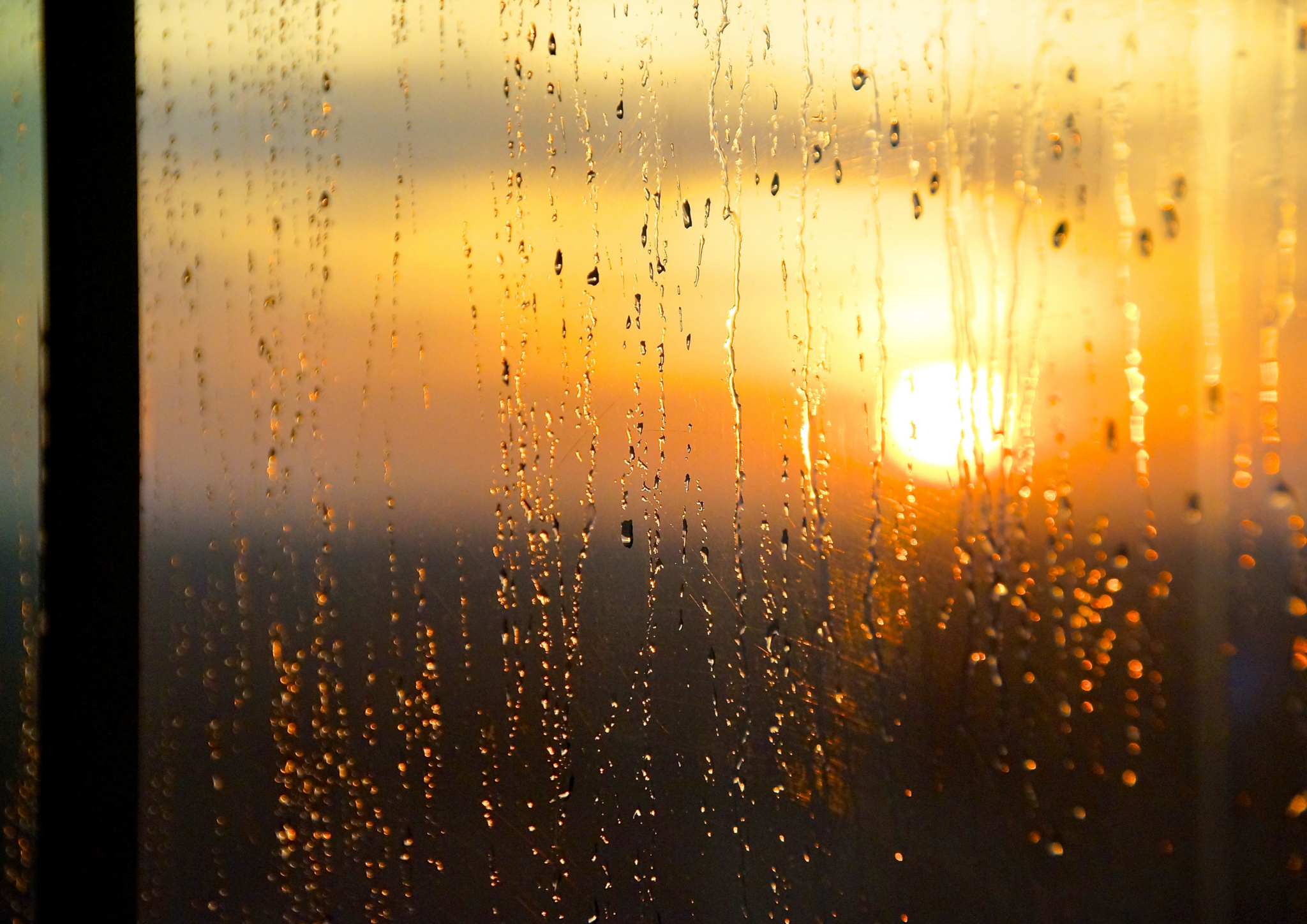 Sonne hinter verregneter Scheibe