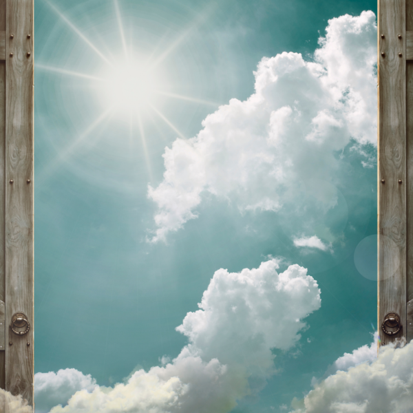Auf dem Bild ist ein offenes Tor zu sehen. Dazwischen sieht man Himmel und Sonne.