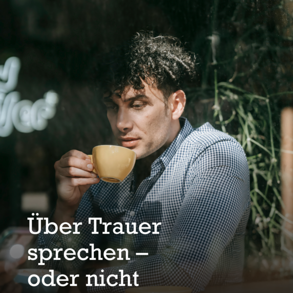 Auf dem Bild sieht man einen Mann in Gedanken versunken, etwas aus einer Tasse trinken.