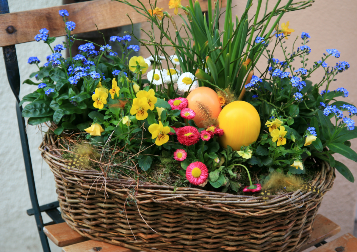 Bunt bepflanzter Osterkorb