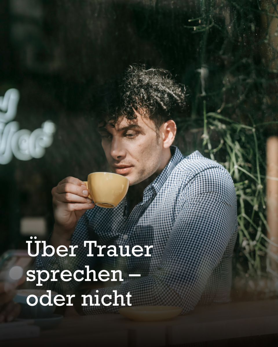 Auf dem Bild sieht man einen Mann in Gedanken versunken, etwas aus einer Tasse trinken.
