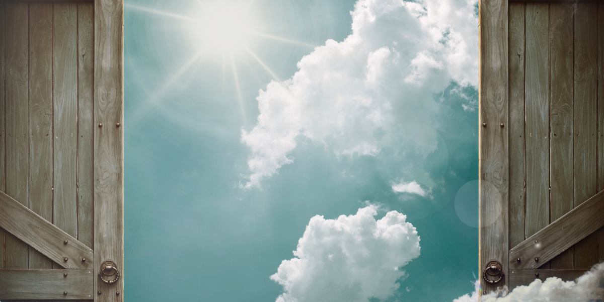 Auf dem Bild ist ein offenes Tor zu sehen. Dazwischen sieht man Himmel und Sonne.