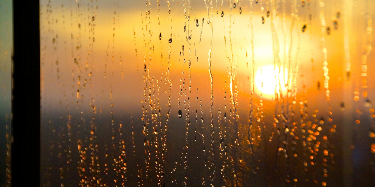 Sonne hinter verregneter Scheibe