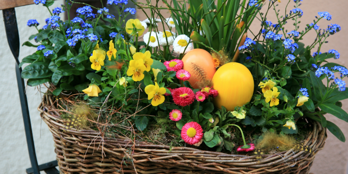 Bunt bepflanzter Osterkorb